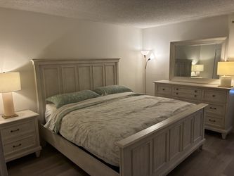 Full Cream Bedroom set w/matress, lamps and side table