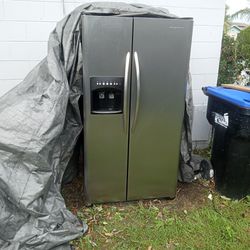 Frigidaire Ice Cold Side By Side Refrigerator For Sale In Pine Hills