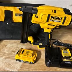 Dewalt 20V MAX  XR Narrow Crown Stapler Kit With Battery, Charger And Bag Like New 