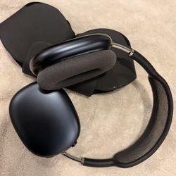 AirPods Max – Space Gray (Great Condition)