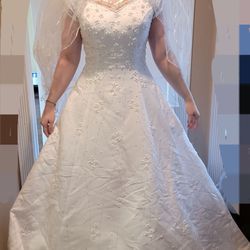 Size 10 Wedding Dress And veil- 300obo