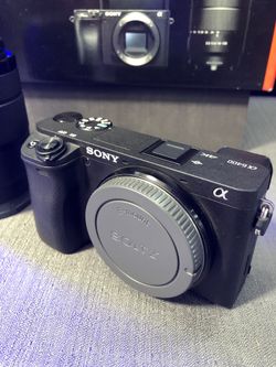 Sony a6400 Mirrorless Camera with 18-135mm f/3.5-5.6 Lens and Basic Bundle (Display Unit Like New)