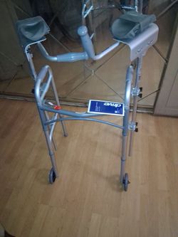 Deluxe folding walker