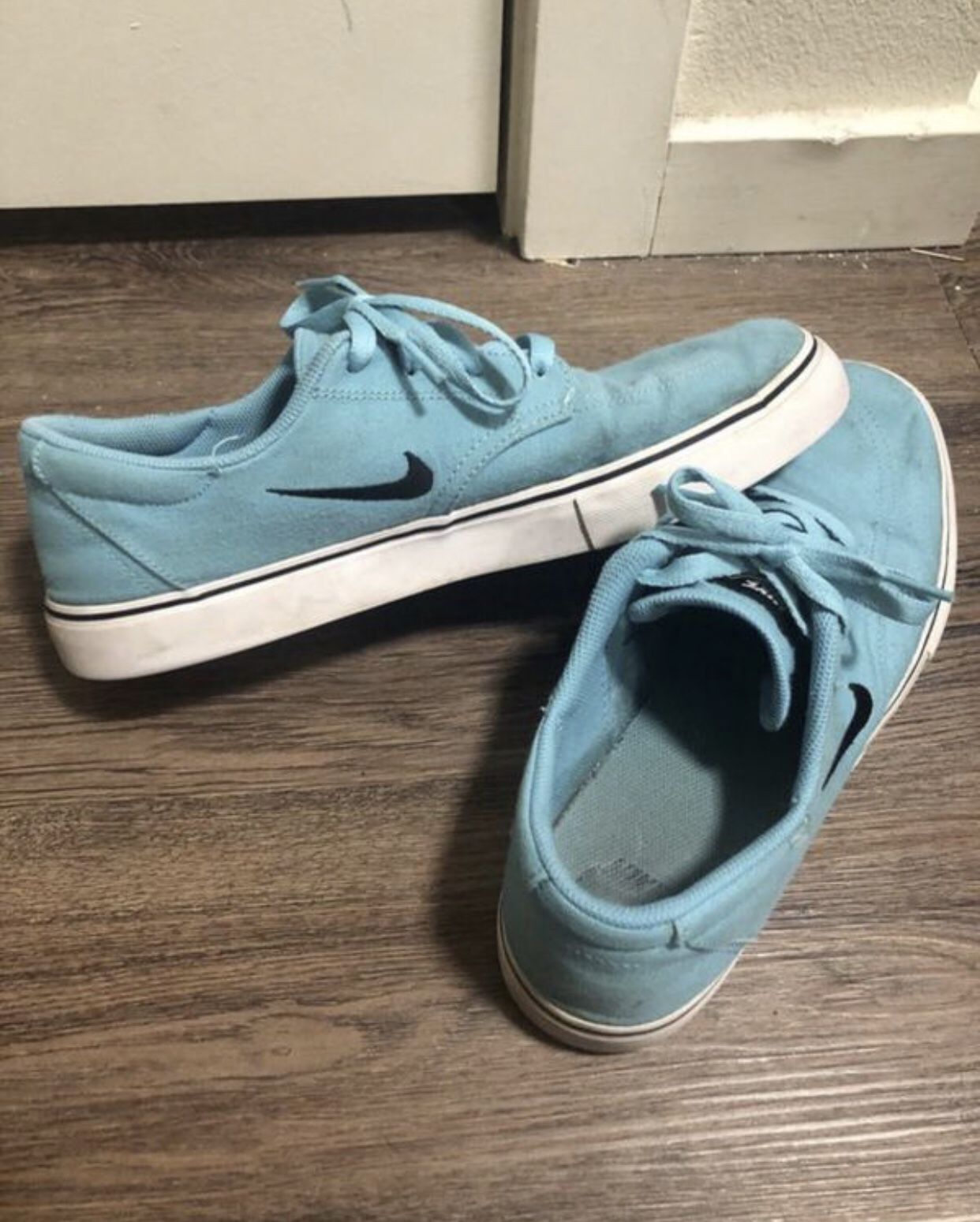 Men’s 9.5 Aqua Nike’s