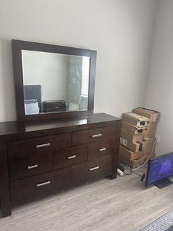 Dresser With Mirror