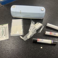 Cricut Vinyl Cutter Bundle + Tools & Vinyl – Great Condition