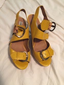 Size 8 yellow Steve Madden wedge