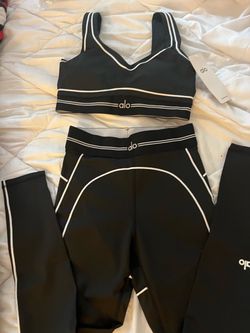 Alo Yoga Sports Bra and Leggings Set