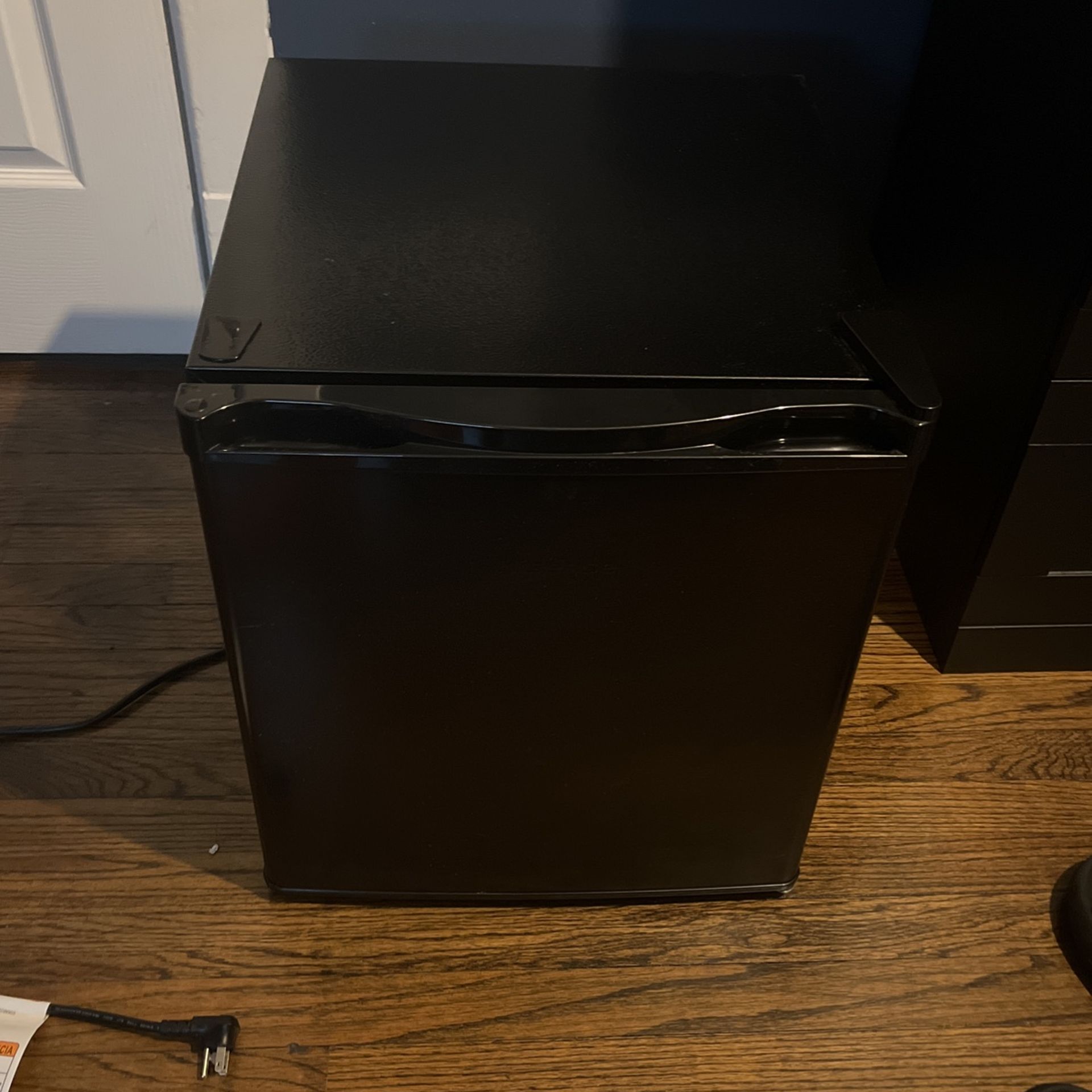 Hisense Mini Fridge 1.6 Cubic Feet -Black