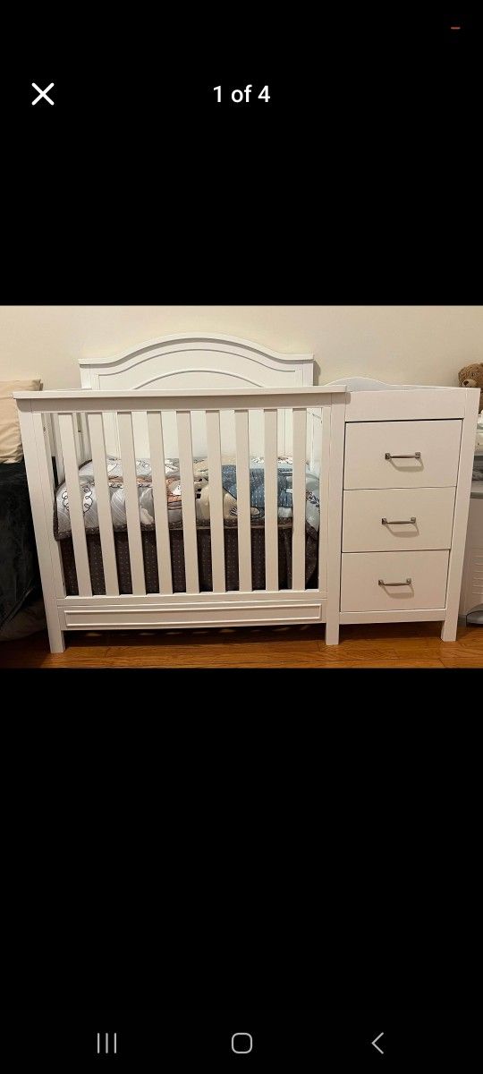 DaVinci Charlie 4-in-1 Convertible Mini Crib & Changer in White - New Condition