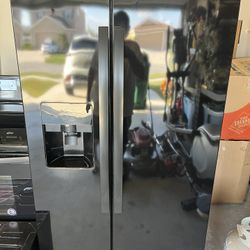 Appliance (Fridge,Stove,Microwave) Whirlpool 