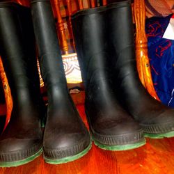2 Pair Of Boys Black Rubber Rain Boots Size 4 And 5