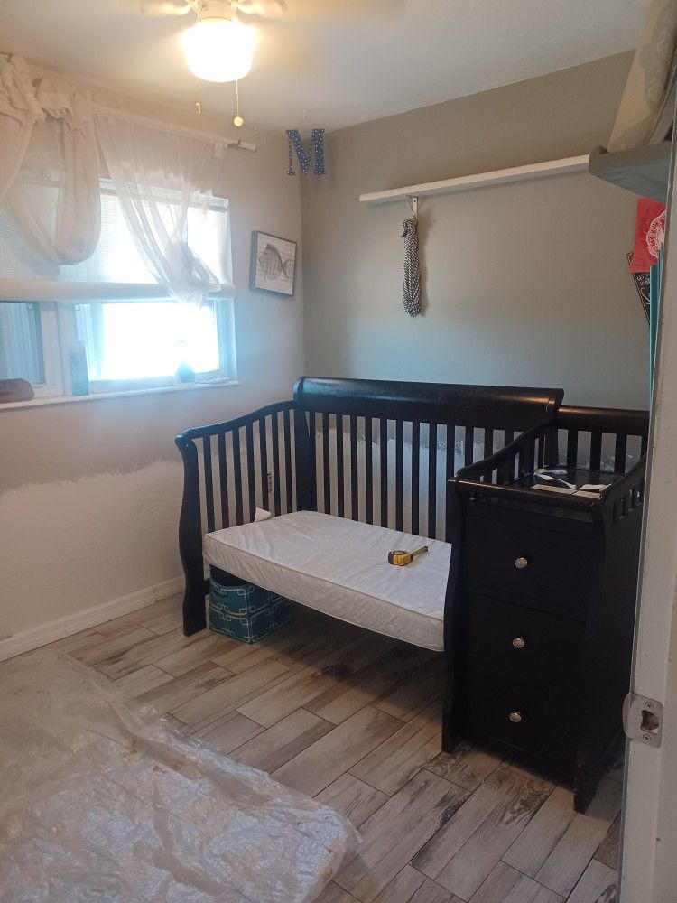 Crib/toddler/child's Bed Convertible With Drawers