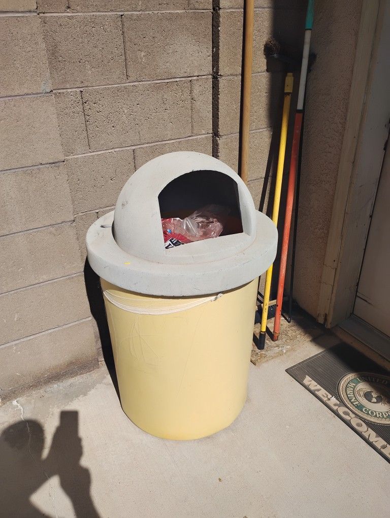 Vintage Top .... Commercial Heavy Duty Trashcan