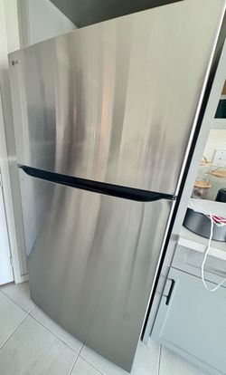 LG Fridge (like new)
