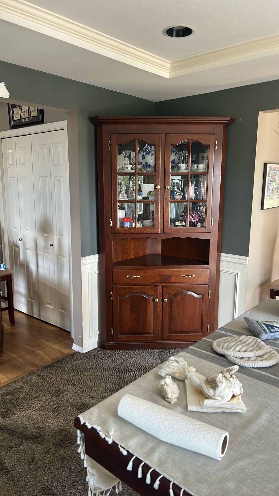 Corner Hutch