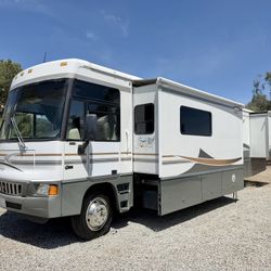 2006 Winnebago Voyager 34ft Triple Slide