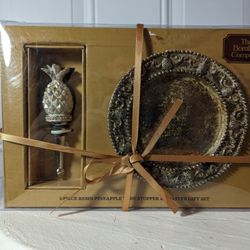 The Bombay Company 2-piece Resin Pineapple Wine Stopper & Coaster Gift Set