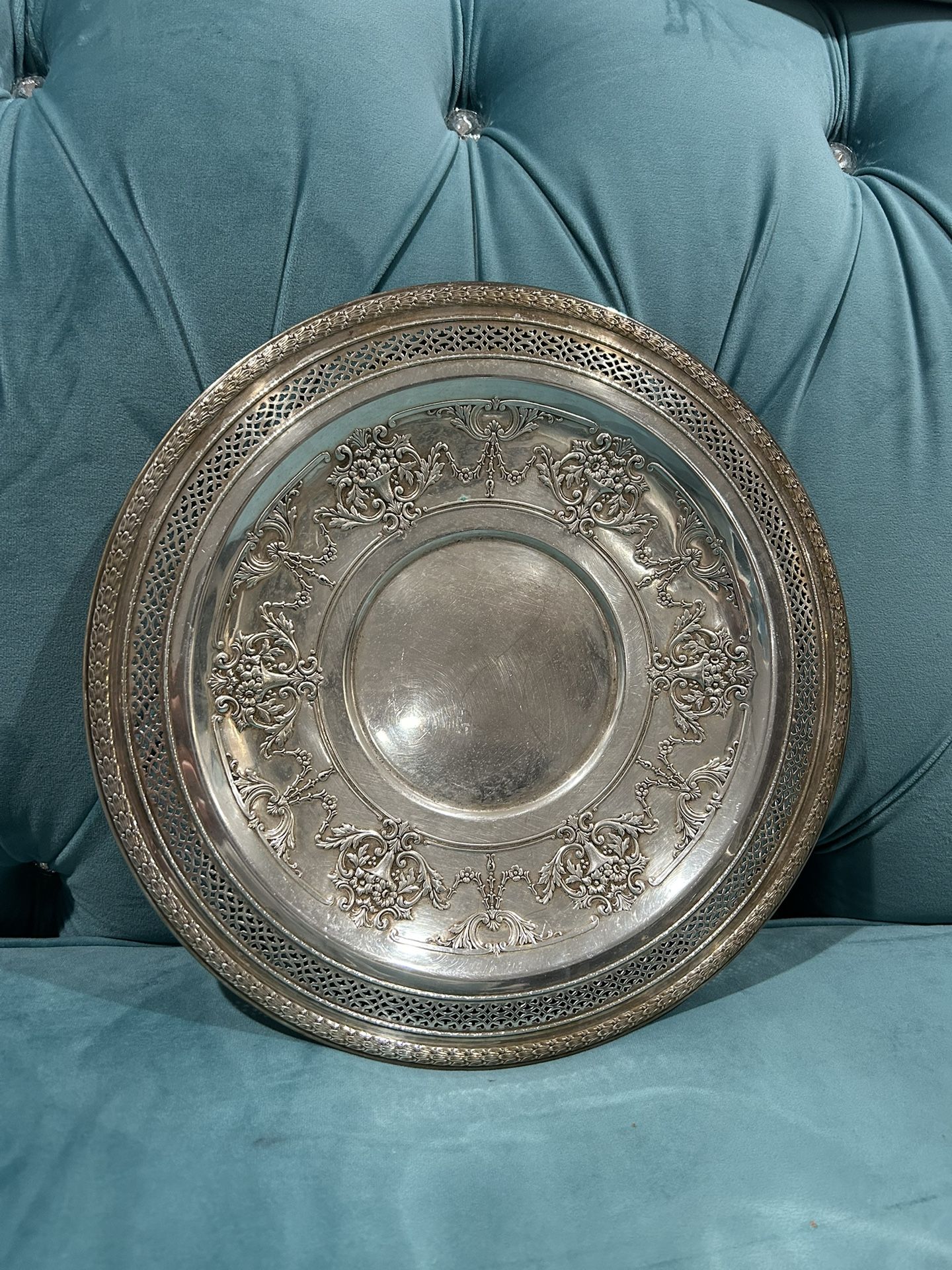 International silver company round floral, perforated platter tray, 4281 rare piece