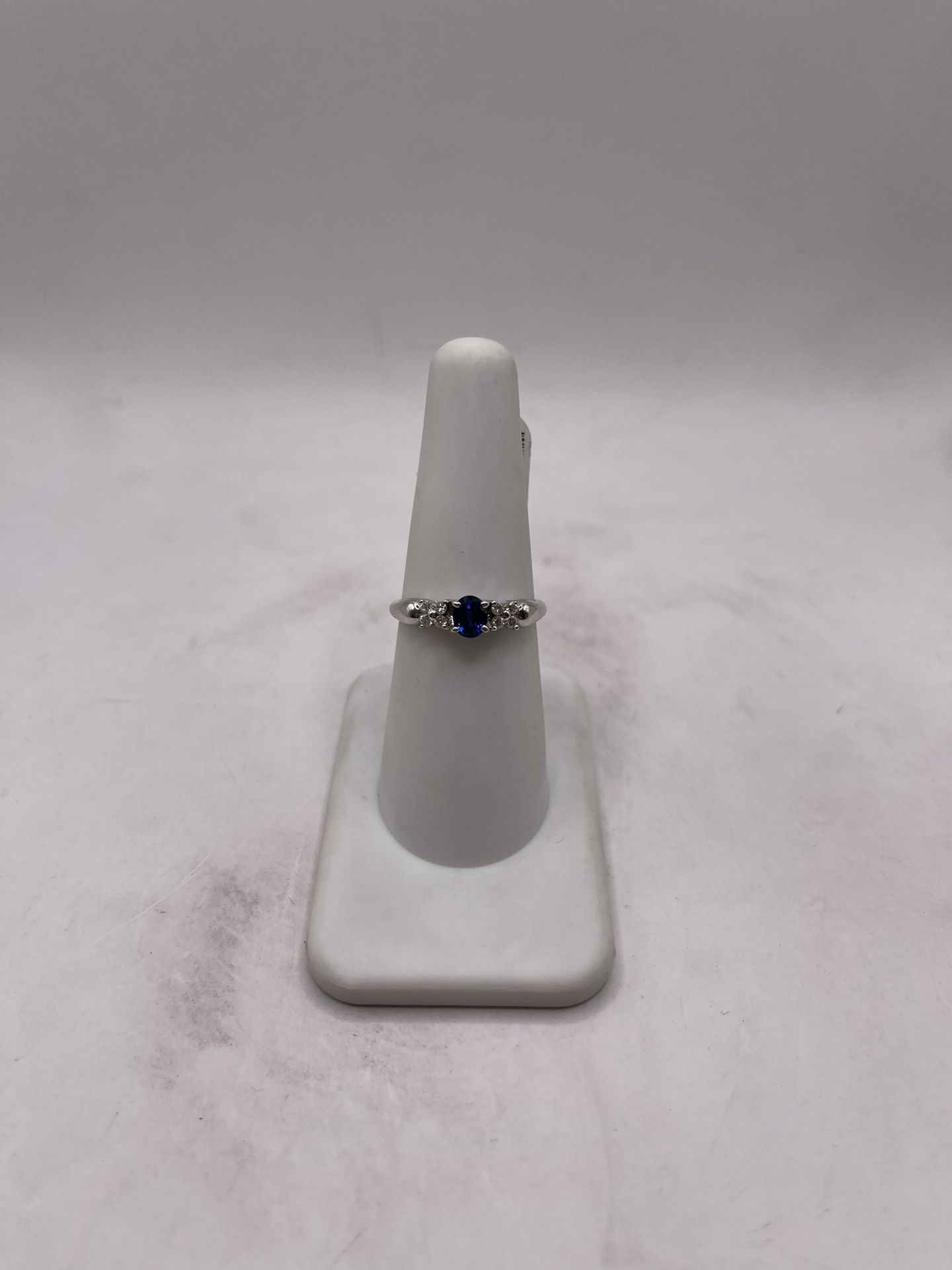18kt Gold Engagement Style Ring w/ Dia Chips
