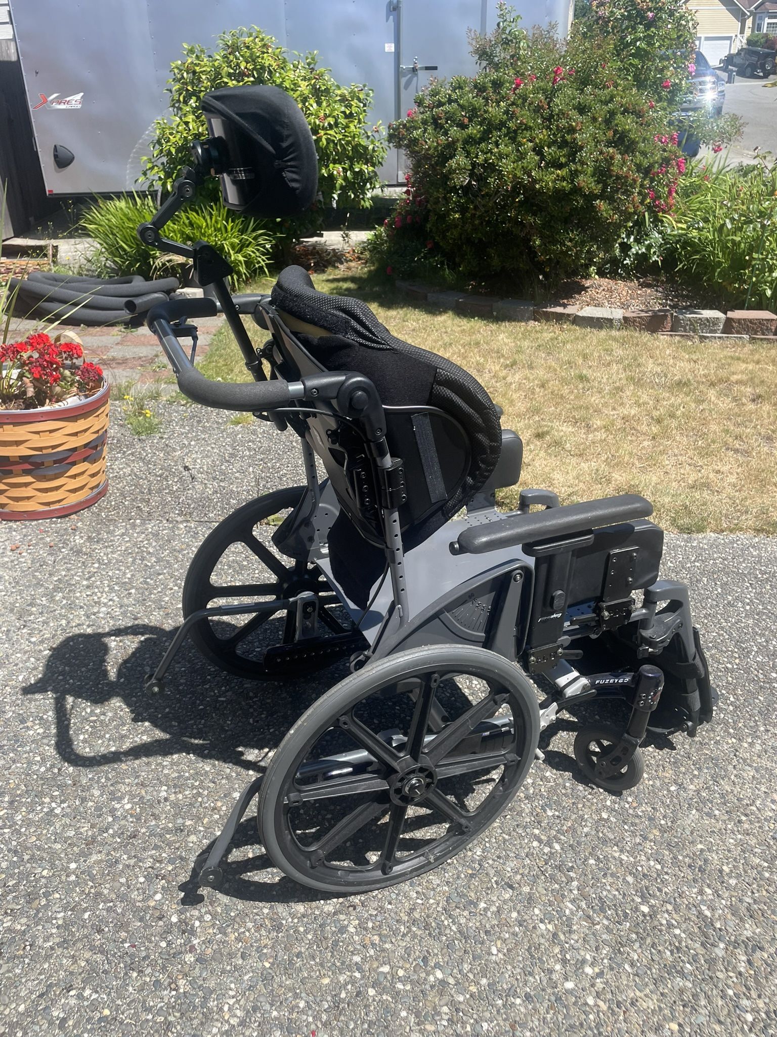 Tilting wheelchair