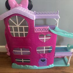 Minnie Mouse Bow-Tel Hotel – 2ft Tall!