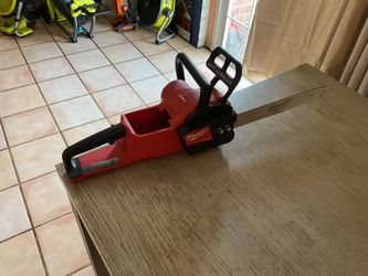 Milwaukee chainsaw for parts broken does not work. I’m selling for $75 here in the city of La Puente for parts and repair.