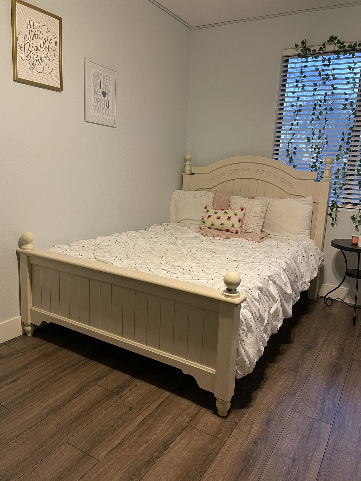 Ashley Furniture Cottage Retreat Queen Bedroom Set
