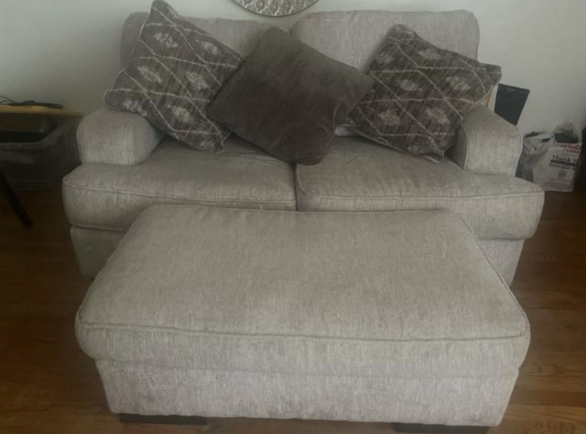 Couch 🛋️ $150 With Autumn& pillows everything that you see in the picture comes with the couch Grey Wood Table Only $35
