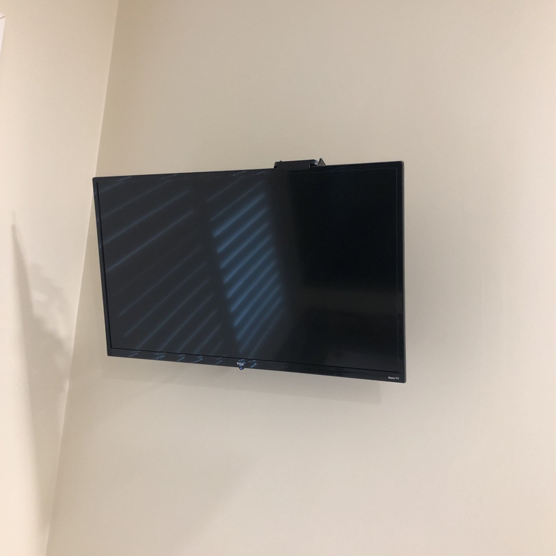 New 32 Inch TCL Roku TV Smart TV