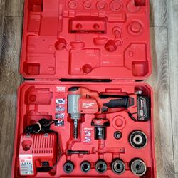 Milwaukee 2676-22 M18 Forcelogic 10-ton Knockout tool 1/2-Inch to 2-Inch Kit