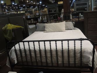 Queen Spindle Metal Bed — Universal