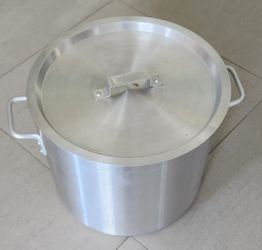 Choice 32 Qt. Standard Weight Aluminum Stock Pot with Steamer