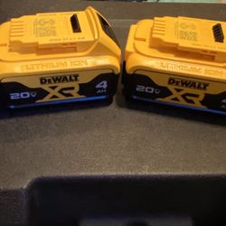 Dewalt 20 V New.  Xr Batteries 4.0 Ah.   LITHiUM   X2