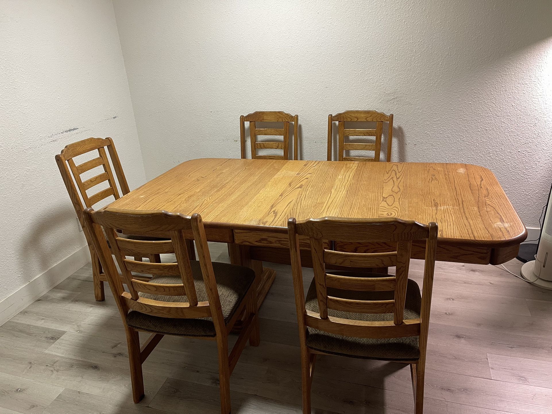 Dinning Table With 5 Chairs