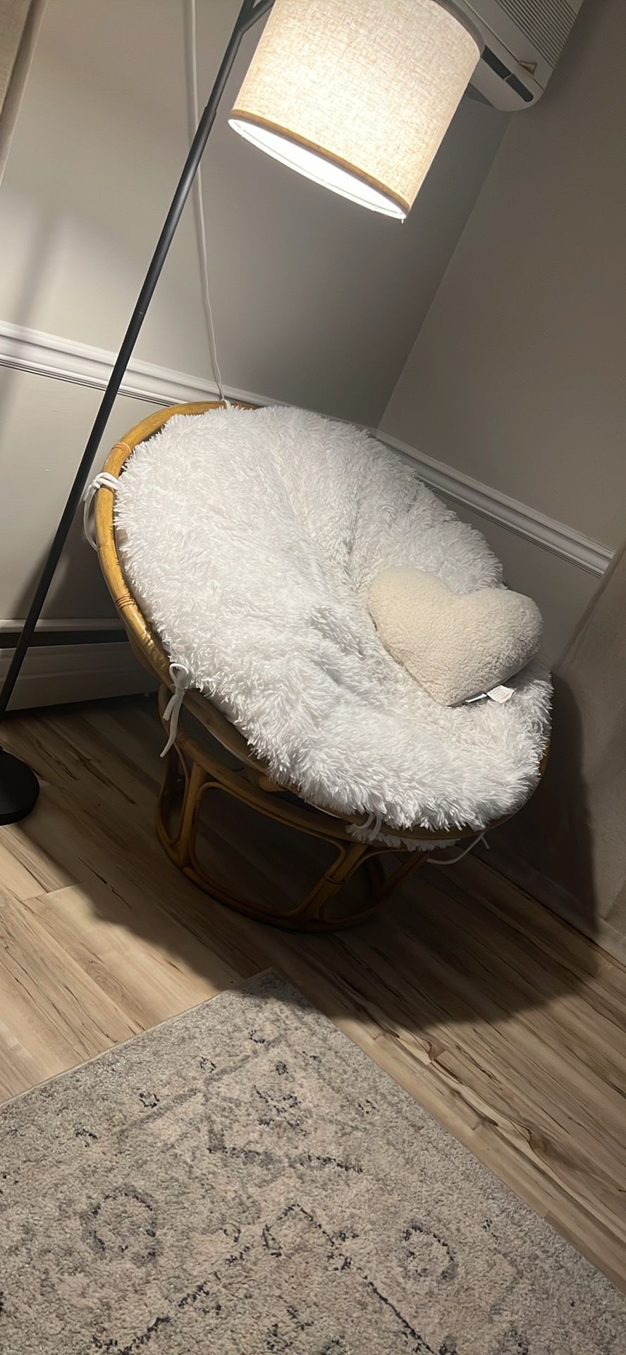 Papascan Chair white with fuzzy cushion 