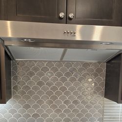 Brand New Whirlpool Hood Fan – 30" Convertible Under Cabinet Hood FIT System, 3 Speed, LED Lighting - Stainless Steel - Never Used (New Build Take-Out