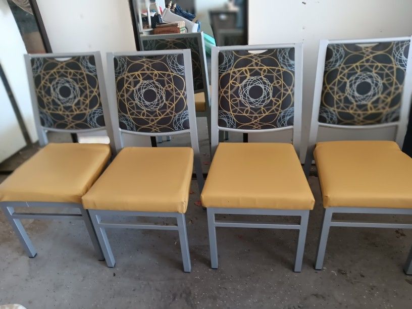 4 Casual Chairs and 2 Accent Chairs w/ Pillows