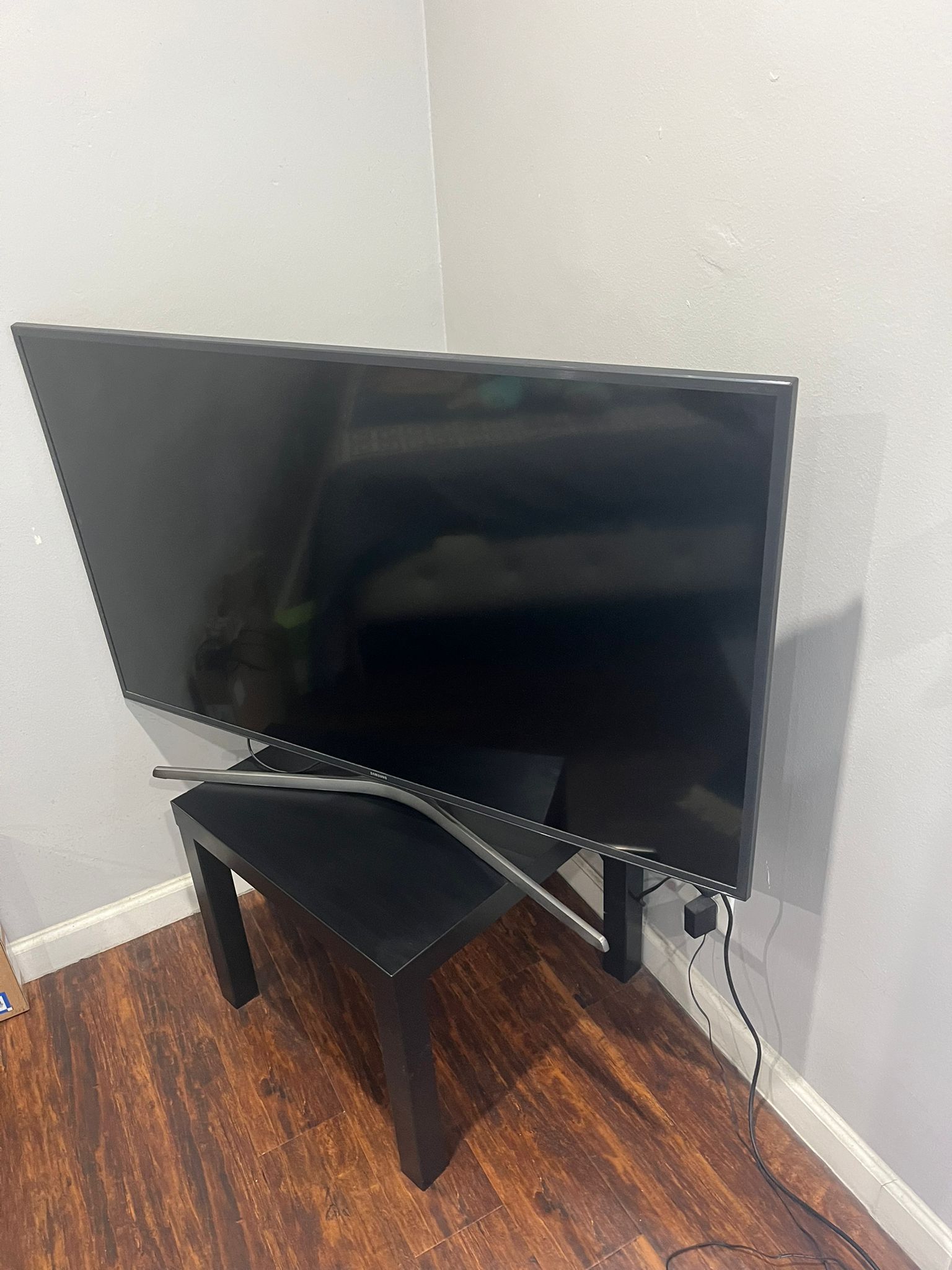 Samsung Tv With Table