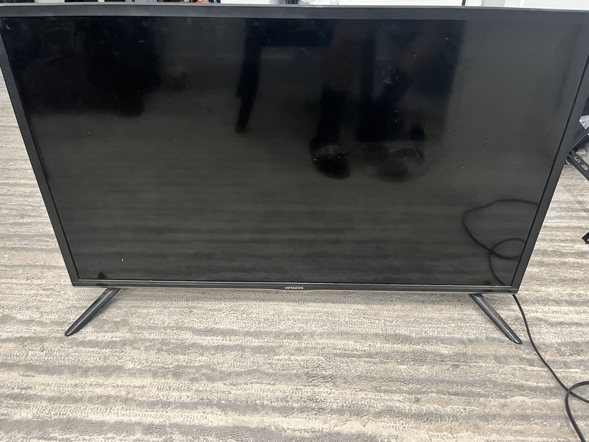 Hitachi 35in Tv With Wall Mount