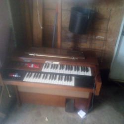 Thomas Electric Organ Model 127