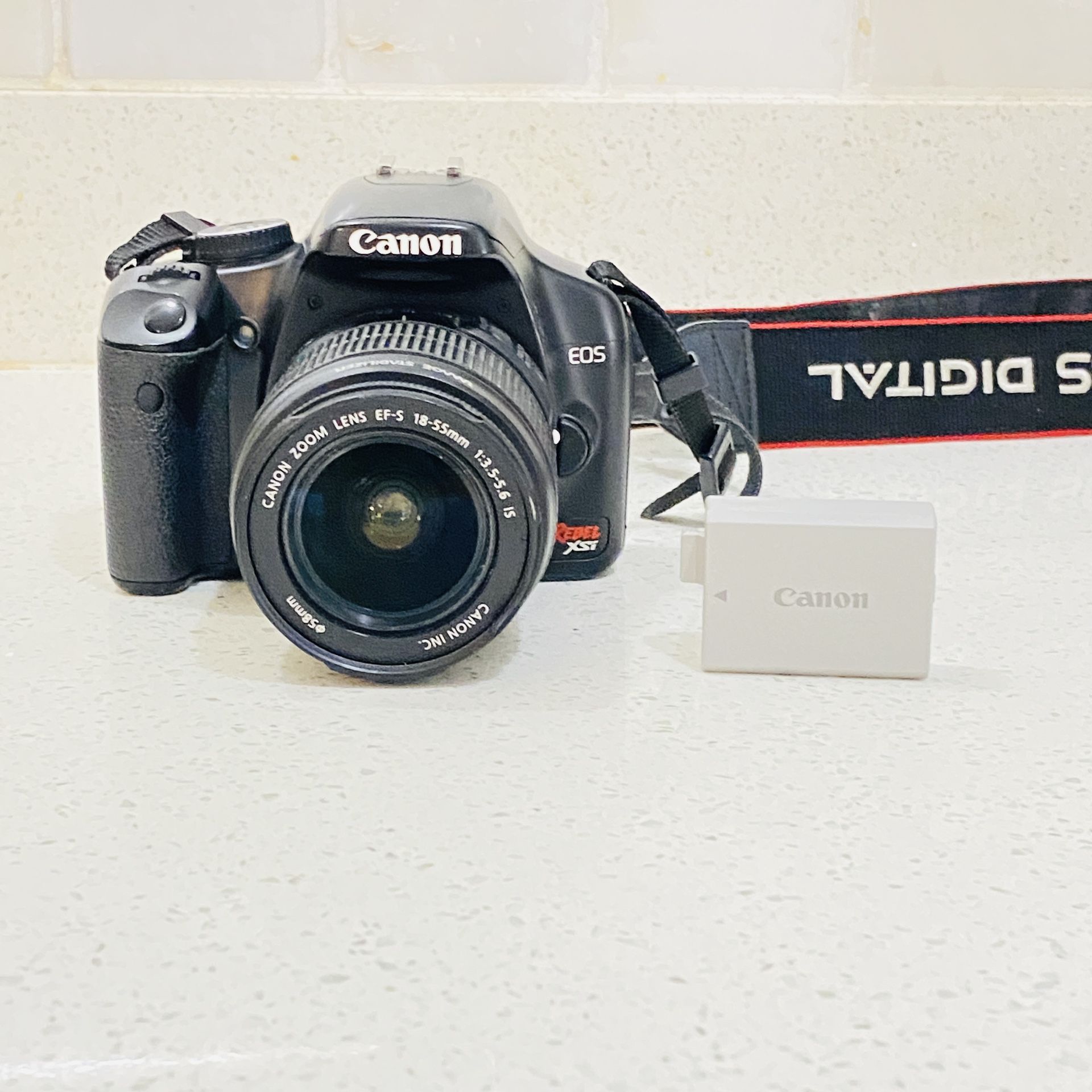 Canon EOS Rebel XSi DS126181 Camera w/ Canon Len Zoom Lens Battery & Strap Works