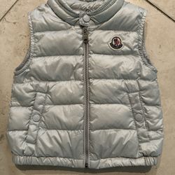  Moncler Toddlers Amaury Gilet Grey Vest 9-12m, PREOWNED, PERFECT CONDITION This moncler quilted Vest is pre-owned and has been gently used. There is 