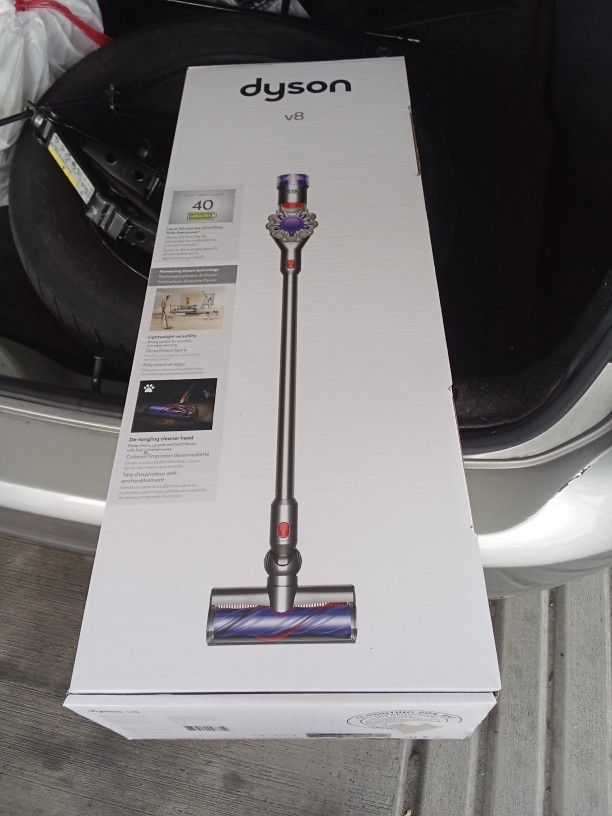 Dyson V8