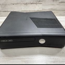 Xbo 360 Slim Console And 2 Controllers 