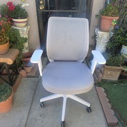 ADJUSTABLE OFFICE CHAIR. 