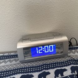 Brookstone Dual Wake Alarm Clock Radio 