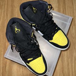 NIKE AIR JORDAN RETRO 1 MID YELLOW TOE BLACK SIZE 12 $110