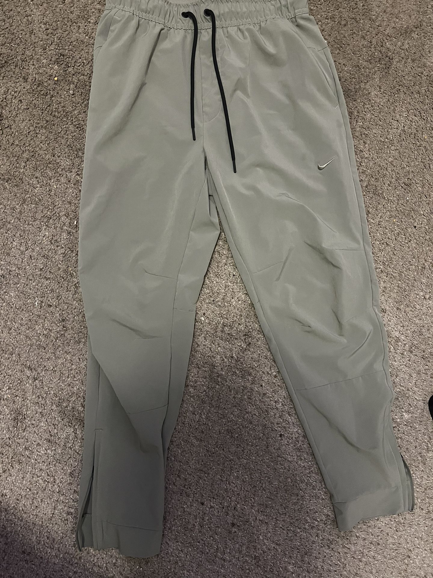 Nike Dri-FIT Men's Green Track Pants Size S Lightweight Zip Pockets Tapered Leg