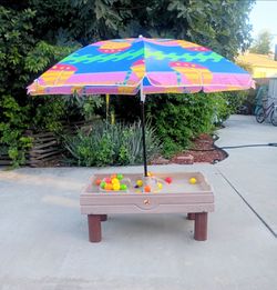 Water Table with 12 Balls and Umbrella